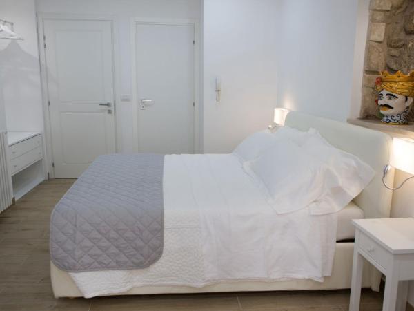 Vento di Sicilia : photo 5 de la chambre chambre lit king-size avec balcon