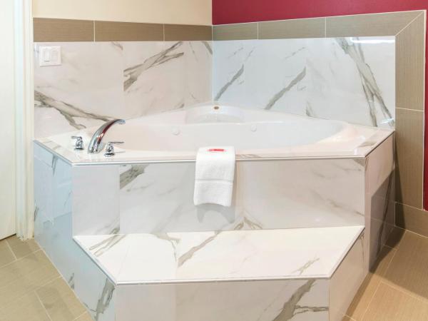 Econo Lodge Inn & Suites Houston Willowbrook : photo 3 de la chambre suite lit king-size avec jacuzzi