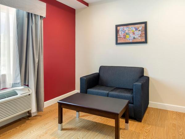 Econo Lodge Inn & Suites Houston Willowbrook : photo 5 de la chambre suite lit king-size avec jacuzzi