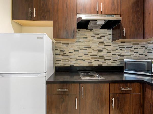 Econo Lodge Inn & Suites Houston Willowbrook : photo 4 de la chambre chambre familiale deluxe