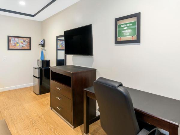 Econo Lodge Inn & Suites Houston Willowbrook : photo 4 de la chambre chambre familiale