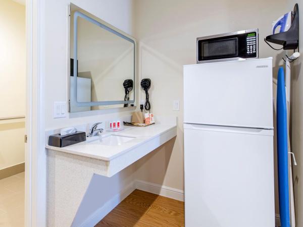 Econo Lodge Inn & Suites Houston Willowbrook : photo 2 de la chambre chambre familiale deluxe