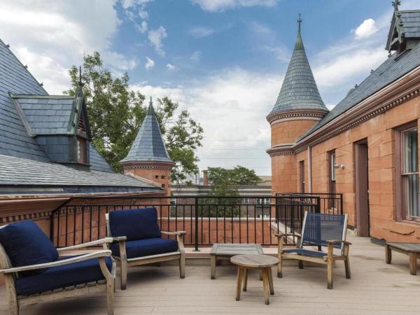 Patterson Inn : photo 5 de la chambre suite lit king-size supérieure - balcon