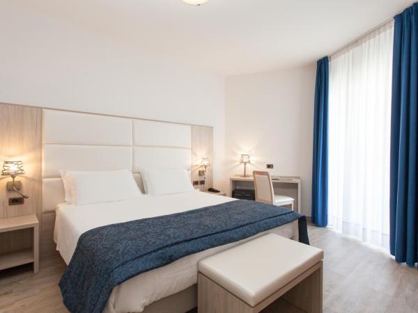 Regent's Hotel : photo 1 de la chambre chambre double ou lits jumeaux confort - vue latérale sur mer