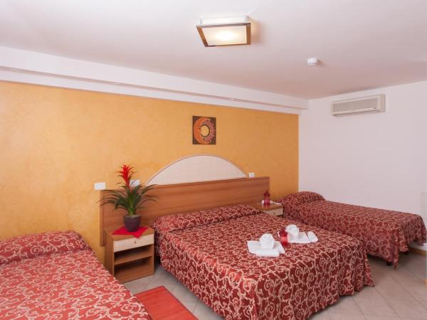 Hotel Bahama : photo 3 de la chambre chambre quadruple avec balcon