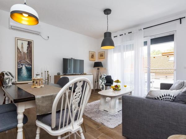 Apartments Marta 1 : photo 10 de la chambre appartement deluxe