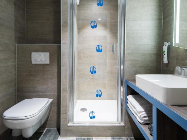 Ibis Styles Sallanches Pays du Mont-Blanc : photo 9 de la chambre chambre lits jumeaux standard