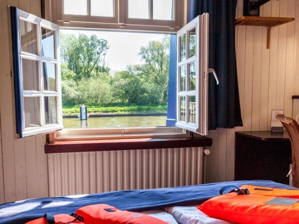 Boat Hotel De Barge : photo 1 de la chambre cabine croisière - vue sur canal