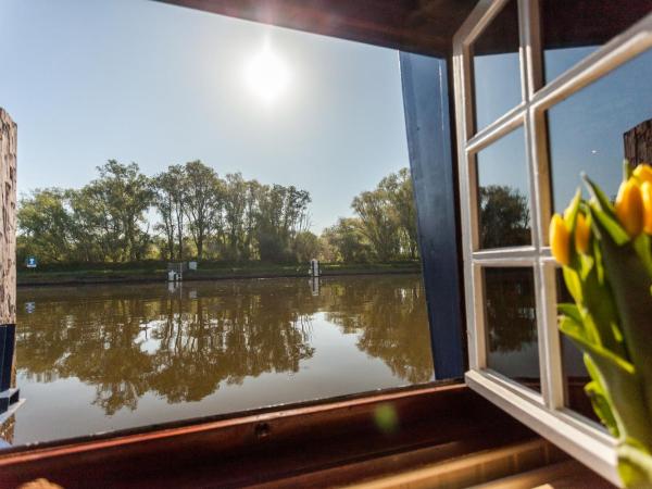 Boat Hotel De Barge : photo 8 de la chambre cabine croisière - vue sur canal