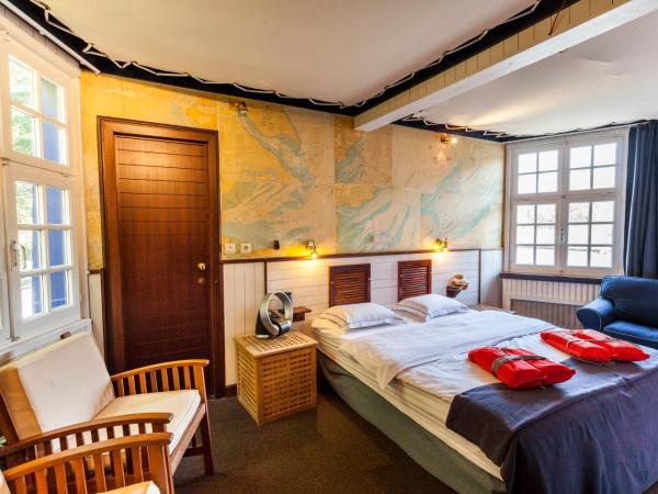 Boat Hotel De Barge : photo 3 de la chambre cabine de bateau supérieure avec baignoire spa