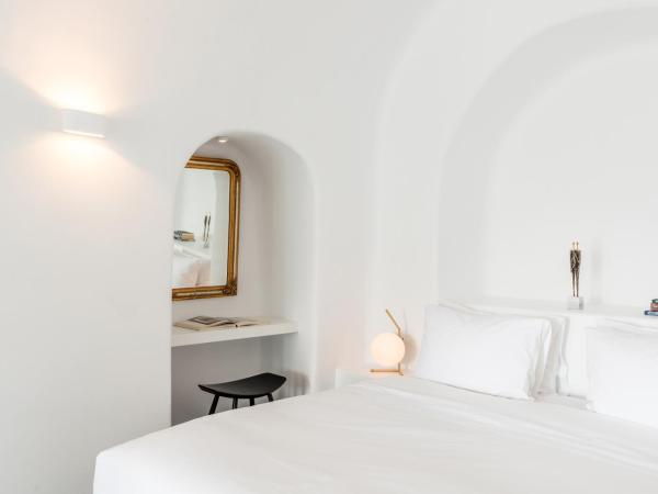 Chelidonia Luxury Suites : photo 9 de la chambre suite olivier avec petite piscine - vue sur caldera