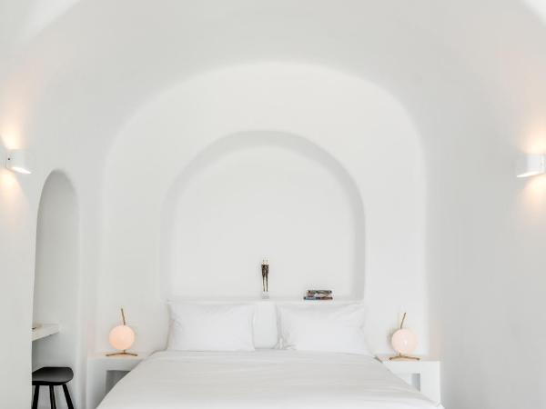 Chelidonia Luxury Suites : photo 10 de la chambre suite olivier avec petite piscine - vue sur caldera