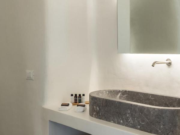 Chelidonia Luxury Suites : photo 7 de la chambre suite olivier avec petite piscine - vue sur caldera