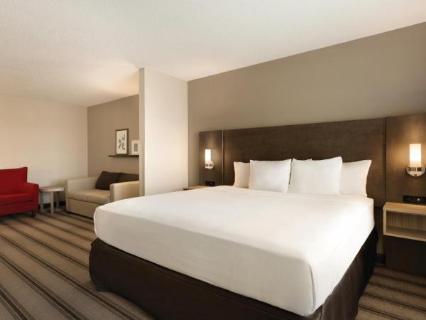 Country Inn & Suites by Radisson, Indianapolis Airport South, IN : photo 2 de la chambre studio lit king-size avec canapé-lit