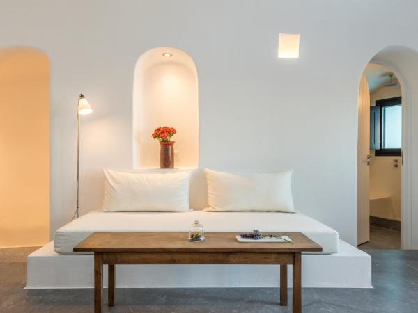 Chelidonia Luxury Suites : photo 5 de la chambre suite Élégante avec petite piscine - vue sur caldeira