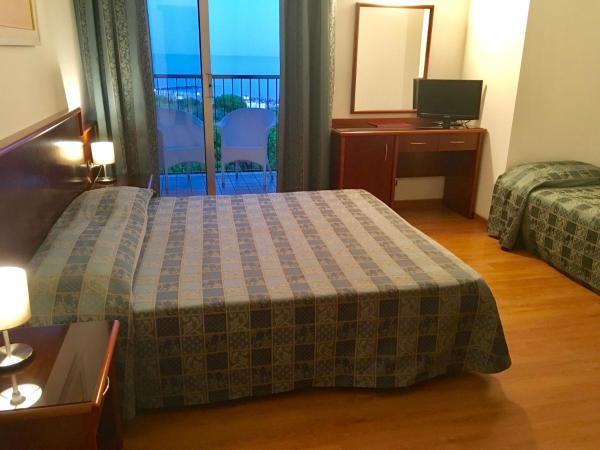 Hotel Beau Rivage Pineta : photo 1 de la chambre chambre familiale avec balcon (2 adultes + 1 enfant)