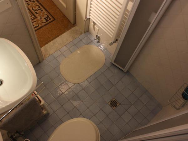 Rooms by Anna : photo 6 de la chambre chambre double avec salle de bains privative