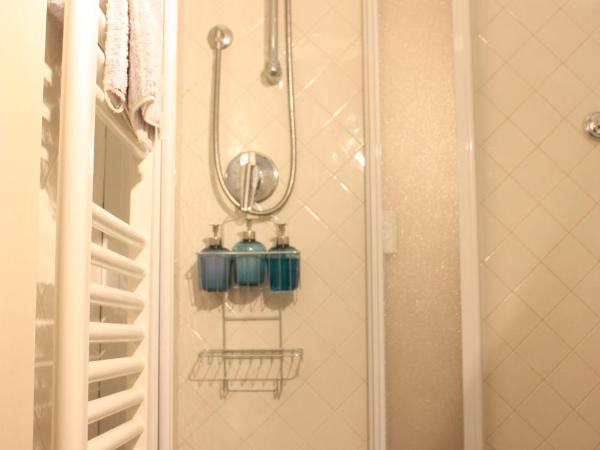 Rooms by Anna : photo 7 de la chambre chambre double avec salle de bains privative