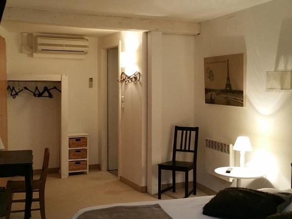 Chambres touristiques La Cour Des Hôtes : photo 1 de la chambre chambre triple