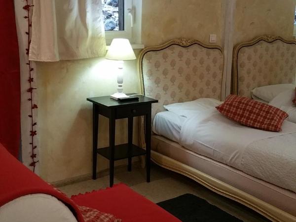 Chambres touristiques La Cour Des Hôtes : photo 8 de la chambre chambre quadruple classique