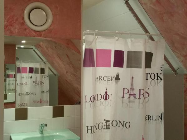 Chambres touristiques La Cour Des Hôtes : photo 4 de la chambre chambre quadruple