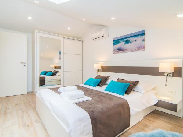 Milohanic Luxury Porec Apartments : photo 1 de la chambre appartement avec balcon