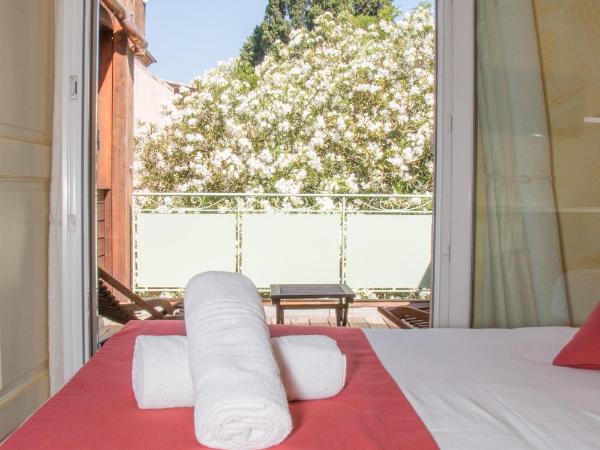 Hôtel & Spa La Villa : photo 4 de la chambre double room with private terrace, queen bed and garden view