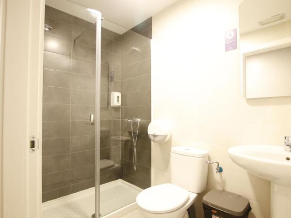 Bilbao Metropolitan Hostel by Bossh Hotels : photo 3 de la chambre lit dans dortoir mixte de 10 lits avec salle de bains privative