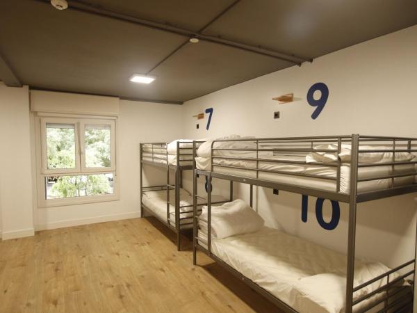 Bilbao Metropolitan Hostel by Bossh Hotels : photo 1 de la chambre lit dans dortoir mixte de 10 lits avec salle de bains privative