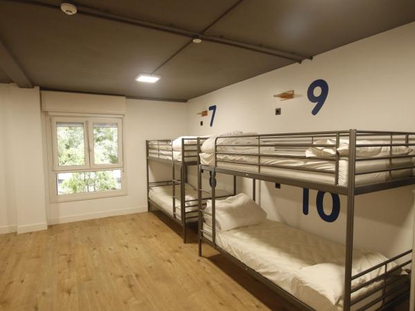 Bilbao Metropolitan Hostel by Bossh Hotels : photo 2 de la chambre lit dans dortoir mixte de 10 lits avec salle de bains privative