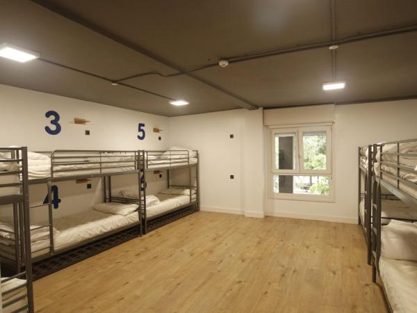 Bilbao Metropolitan Hostel by Bossh Hotels : photo 4 de la chambre lit dans dortoir mixte de 10 lits avec salle de bains privative