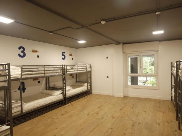 Bilbao Metropolitan Hostel by Bossh Hotels : photo 5 de la chambre lit dans dortoir mixte de 10 lits avec salle de bains privative