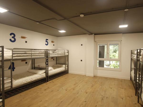 Bilbao Metropolitan Hostel by Bossh Hotels : photo 6 de la chambre lit dans dortoir mixte de 10 lits avec salle de bains privative