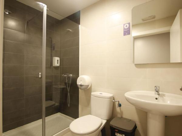 Bilbao Metropolitan Hostel by Bossh Hotels : photo 7 de la chambre lit dans dortoir mixte de 10 lits avec salle de bains privative