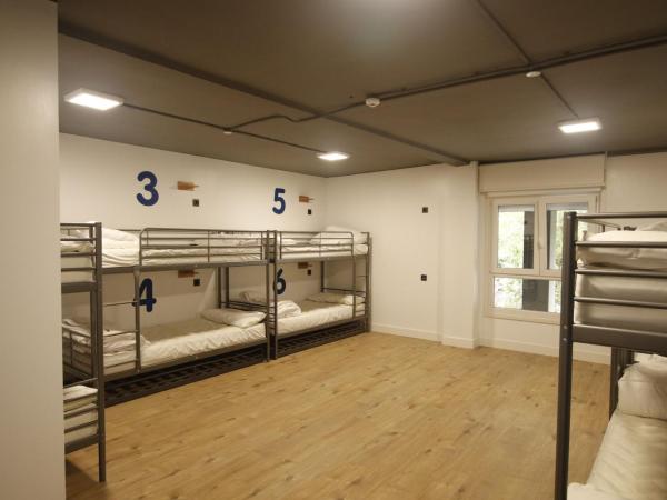 Bilbao Metropolitan Hostel by Bossh Hotels : photo 8 de la chambre lit dans dortoir mixte de 10 lits avec salle de bains privative