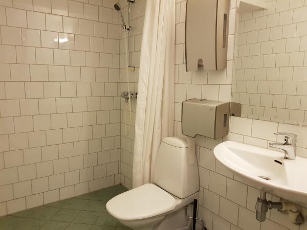 City Hostel Bergen : photo 5 de la chambre chambre triple avec salle de bains