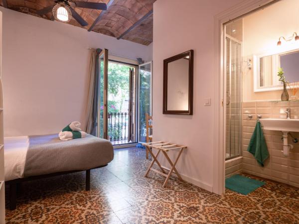 Primavera Hostel : photo 2 de la chambre chambre quadruple avec salle de bains privative