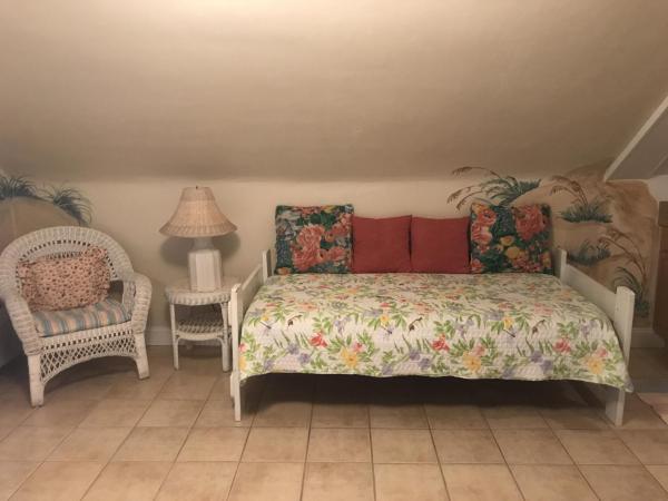 Angie's Guest Cottage : photo 2 de la chambre studio triple standard