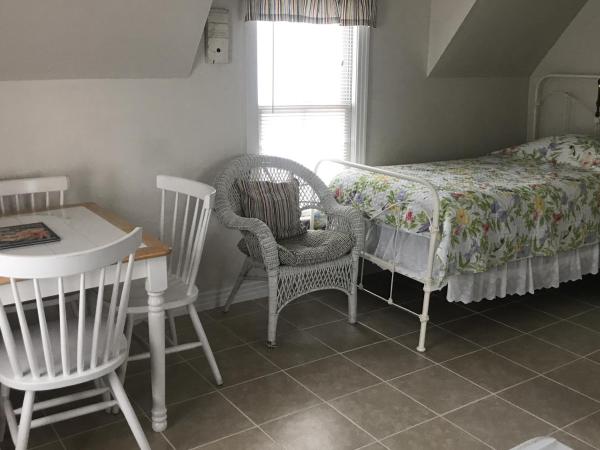 Angie's Guest Cottage : photo 3 de la chambre appartement avec balcon