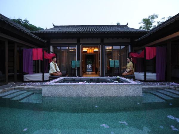 Banyan Tree Chongqing Beibei : photo 4 de la chambre double pool king villa-2 living room