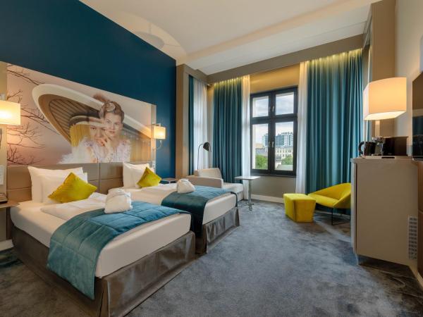 MERCURE Hotel Berlin Wittenbergplatz : photo 1 de la chambre suite supérieure avec 2 lits simples et canapé