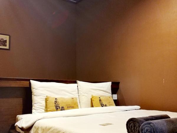 Niras Bankoc Hostel : photo 2 de la chambre chambre double avec salle de bains commune