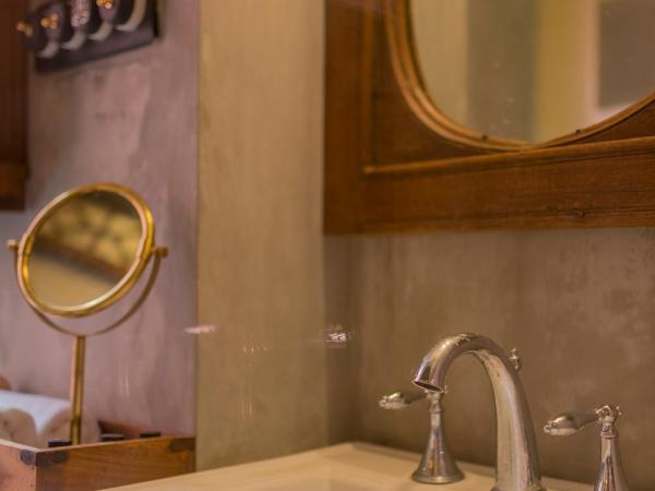 Calcutta Bungalow : photo 5 de la chambre suite lit king-size avec balcon