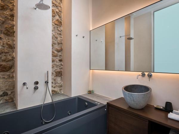 Ambassadors Residence Boutique Hotel : photo 7 de la chambre chambre double deluxe de 26 m² avec baignoire spa et balcon - vue directe sur mer