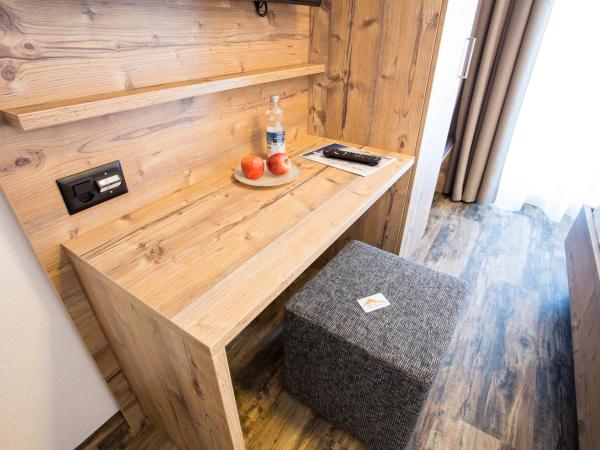 Piz Ot : photo 3 de la chambre chambre lit queen-size avec balcon