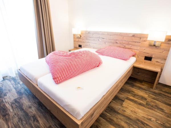 Piz Ot : photo 1 de la chambre chambre lit queen-size avec balcon