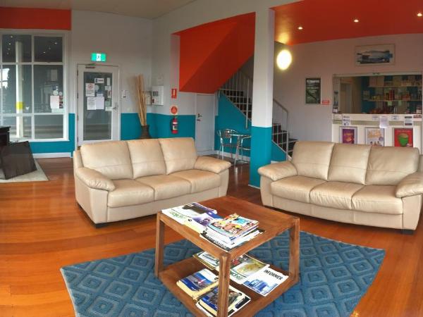 Waterfront Lodge Motel : photo 6 de la chambre chambre lit king-size avec baignoire spa