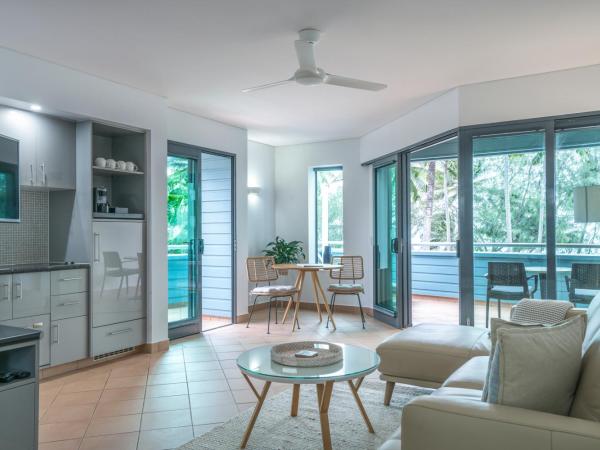 Port Douglas Peninsula Boutique Hotel - Adults Only Haven : photo 3 de la chambre superior suite with sea view - free wifi & parking