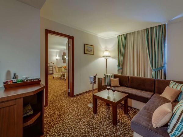 Best Western Plus Khan Hotel : photo 4 de la chambre suite lit king-size