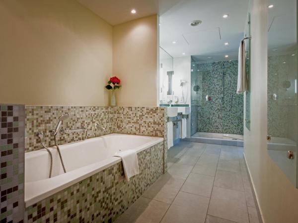 Lindner Hotel Berlin Ku'damm, part of JdV by Hyatt : photo 5 de la chambre chambre lit king-size deluxe - vue sur kudamm